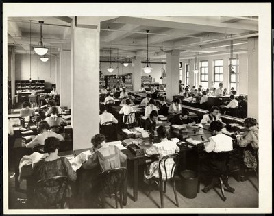 Interieur van vrouwen die werken in de orderafdeling bij International Magazine Co., 119 West 40th Street, New York door Byron Company